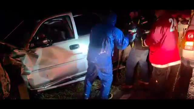 Un aparatoso accidente en el kilómetro 113 de la carretera que conecta Gómez Palacio con Durango dejó un saldo preliminar de dos personas fallecidas.