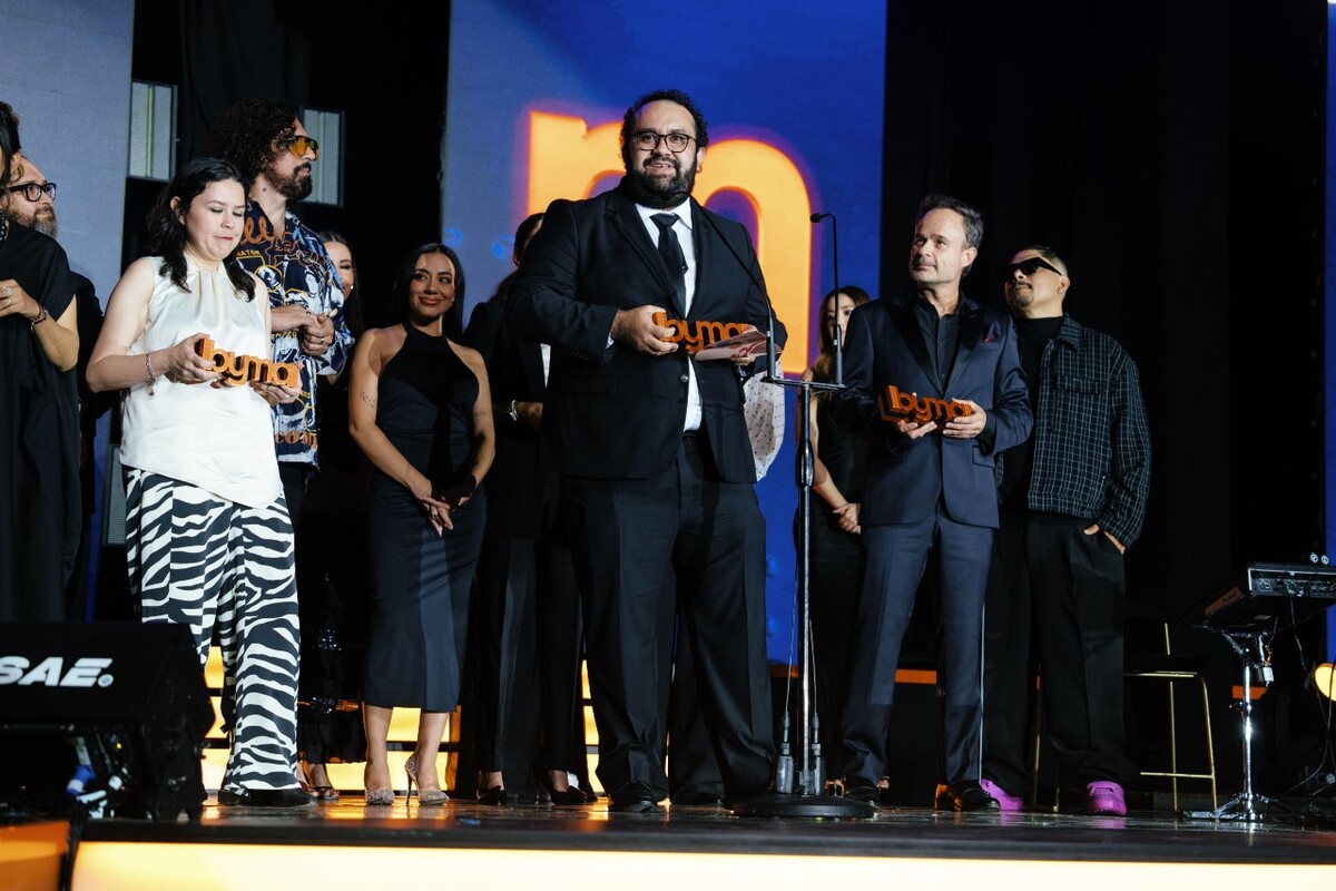 Javier Paniagua recibiendo premio de BYMA. / Especial Javier Paniagua recibiendo premio de BYMA. / Especial
