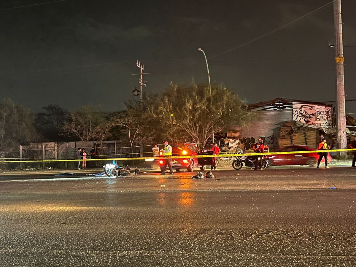 El choque entre una motocicleta y una camioneta dejó un hombre muerto y dos mujeres heridas en la colonia Paseo de San Bernabé en Monterrey.