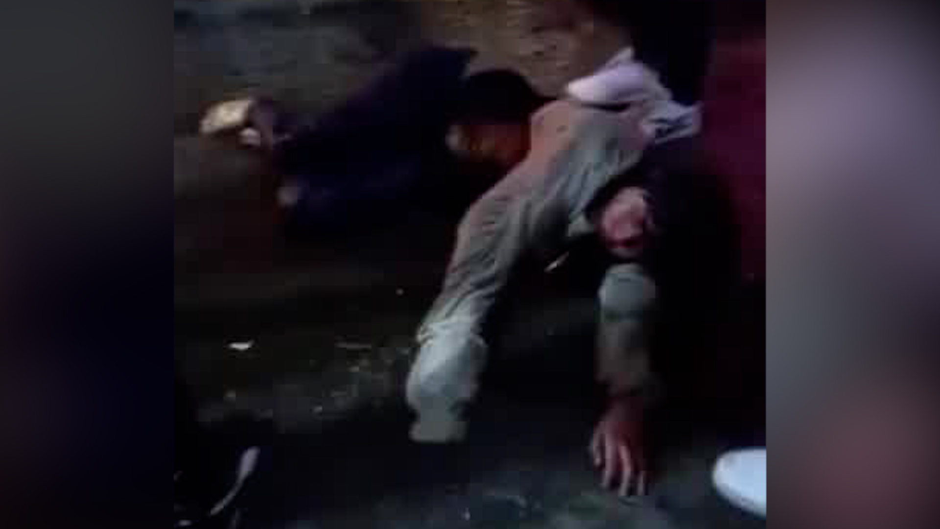La motociclista fue rescatada por un grupo de personas quienes la sacaron fuera de la corriente que la arrastraron.