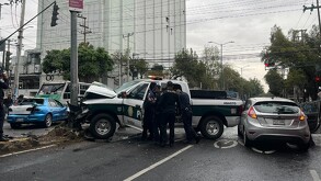 Auto y patrulla chocan en Iztapalapa; reportan 3 policías y un civil heridos.