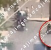 Los motociclistas se negaron a la revisión de los policías y les aventaron la moto para huir, procediendo a los golpes. Los motociclistas se negaron a la revisión de los policías y les aventaron la moto para huir, procediendo a los golpes.