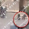 Los motociclistas se negaron a la revisión de los policías y les aventaron la moto para huir, procediendo a los golpes. Los motociclistas se negaron a la revisión de los policías y les aventaron la moto para huir, procediendo a los golpes.