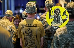 Soldados ucranianos usando el parche de guerra. / AFP