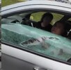 El hombre causó daños físicos a los pasajeros del auto, así como afectaciones importantes al auto donde viajaba la familia en Ecatepec