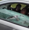 El hombre causó daños físicos a los pasajeros del auto, así como afectaciones importantes al auto donde viajaba la familia en Ecatepec