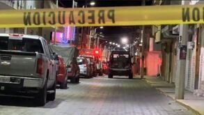 Joven de 27 años falleció al lanzarse de un espectacular en Ciudad Serdán. Tras escapar de un hospital, escaló la estructura. La FGE investiga el caso.