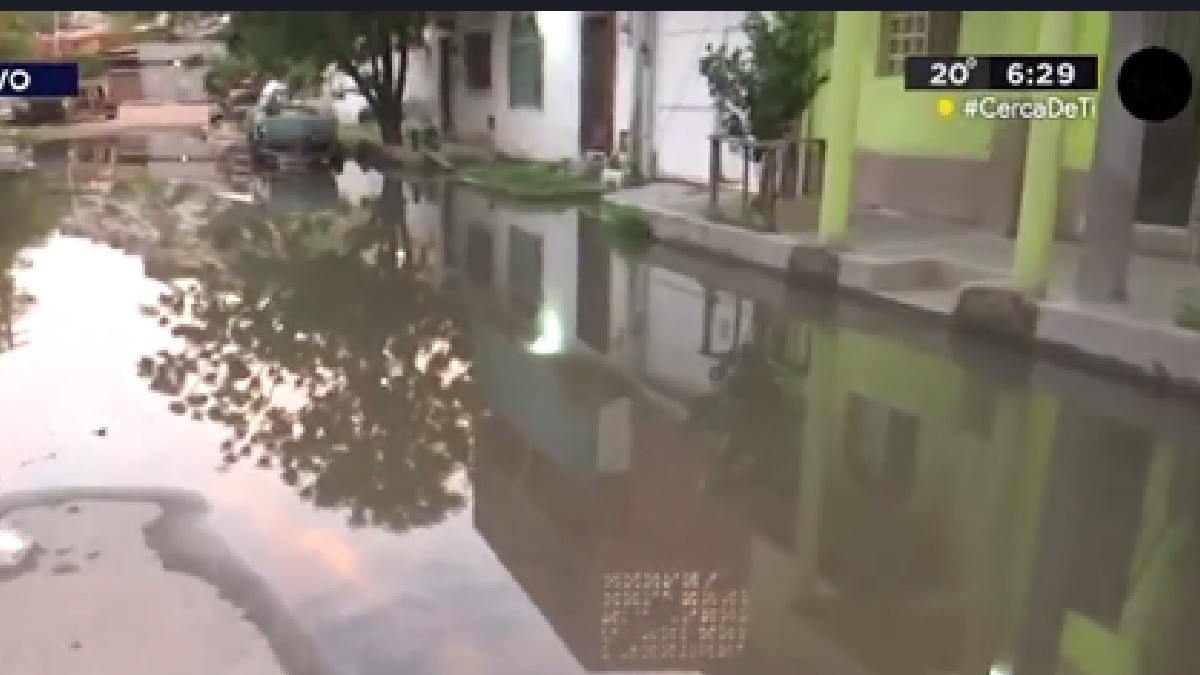La ausencia de banquetas en algunas zonas ha llevado a los vecinos a improvisar pasarelas con bloques para evitar el contacto con las aguas contaminadas.