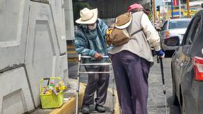 audultos mayores trabajando en la calle