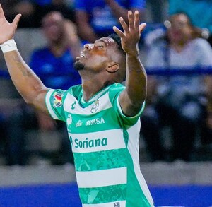 Santos Laguna se prepara para un partido crucial este sábado en el Estadio Corona. El equipo se mide a los Tigres, una escuadra que ha dominado la rivalidad Santos Laguna se prepara para un partido crucial este sábado en el Estadio Corona. El equipo se mide a los Tigres, una escuadra que ha dominado la rivalidad