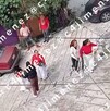 ¡Con bebé en brazos! Mujer amenaza con un arma de fuego a sus vecinos tras pelea callejera en Naucalpan.