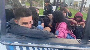 Dos oficiales de la Policía Vial resultaron lesionados, luego de ser agredidos por siete personas en la colonia Sur Valle del Moral en el municipio de León.