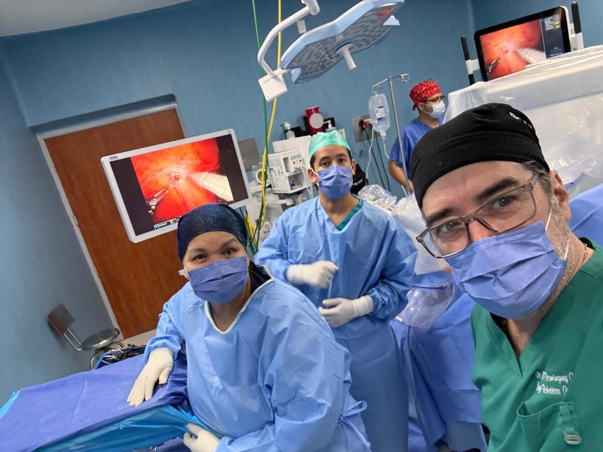 La cirugía robótica ofrece importantes ventajas, como menor dolor postoperatorio y una recuperación más rápida. La cirugía robótica ofrece importantes ventajas, como menor dolor postoperatorio y una recuperación más rápida.