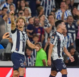 Erick Aguirre hablando para los medios sobre Rayados.