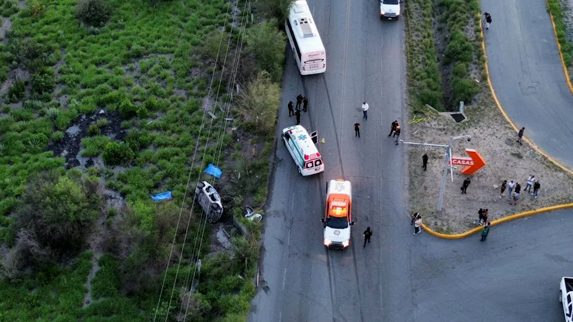 El percance ocurrió poco antes de las 17:00 horas sobre la carretera a Ciénega de Flores-Salinas Victoria.
