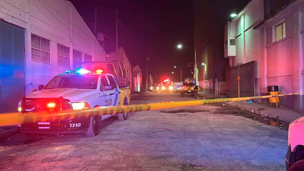 Tras acudir al reporte de un incendio en un predio, cuerpos de auxilio encontraron dos cuerpos calcinados en la colonia Talleres, en el municipio de Monterrey.
