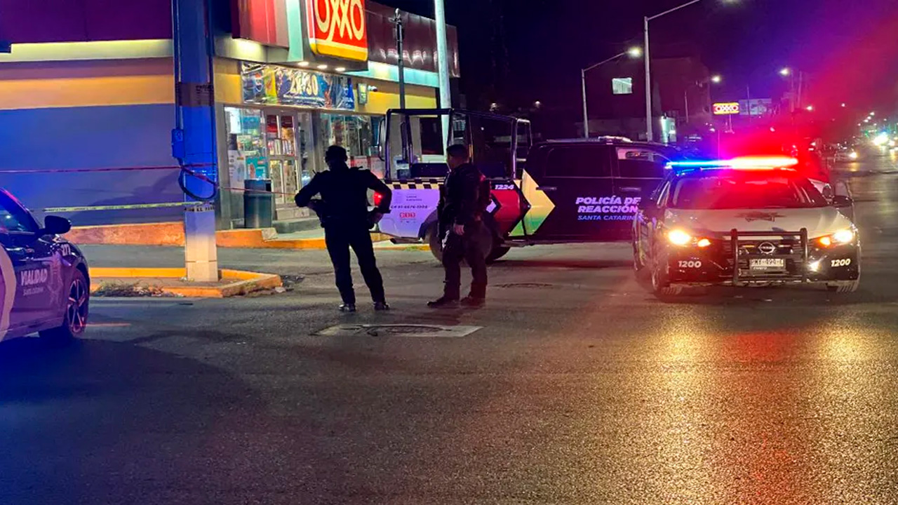 Un hombre fue agredido por delincuentes armados en Santa Catarina. Tras la huida, autoridades localizaron una motocicleta y un arma de fuego.
