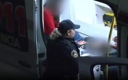 Mientras los servicios de emergencias atendían a la mujer y su hijo, un auto impactó contra una de las patrullas.