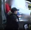 Mientras los servicios de emergencias atendían a la mujer y su hijo, un auto impactó contra una de las patrullas. Mientras los servicios de emergencias atendían a la mujer y su hijo, un auto impactó contra una de las patrullas.
