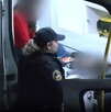 Mientras los servicios de emergencias atendían a la mujer y su hijo, un auto impactó contra una de las patrullas. Mientras los servicios de emergencias atendían a la mujer y su hijo, un auto impactó contra una de las patrullas.