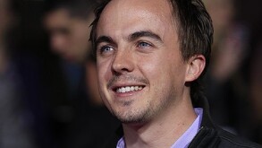 Frankie Muniz, actor de 'Malcom el de en Medio', sufrió una inesperada caída en su hogar lo obligará a alejarse temporalmente de las pistas de carreras.