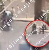 Los motociclistas se negaron a la revisión de los policías y les aventaron la moto para huir, procediendo a los golpes. Los motociclistas se negaron a la revisión de los policías y les aventaron la moto para huir, procediendo a los golpes.