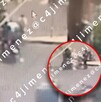 Los motociclistas se negaron a la revisión de los policías y les aventaron la moto para huir, procediendo a los golpes. Los motociclistas se negaron a la revisión de los policías y les aventaron la moto para huir, procediendo a los golpes.