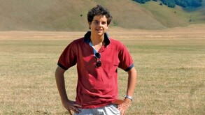 Carlo Acutis murió el 12 de octubre de 2006, a los 15 años, y fue enterrado en Asís, Italia, debido a la gran admiración por San Francisco de Asís.