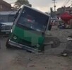 Microbús cae en socavón de 5 metros de profundidad en Azcapotzalco, vecinos denuncian tuberías rotas.