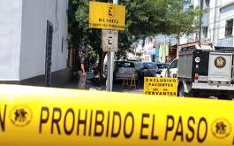 Autoridades estatales catearon una agencia de viajes en el Centro de Monterrey luego de múltiples denuncias por presuntos fraudes del negocio.