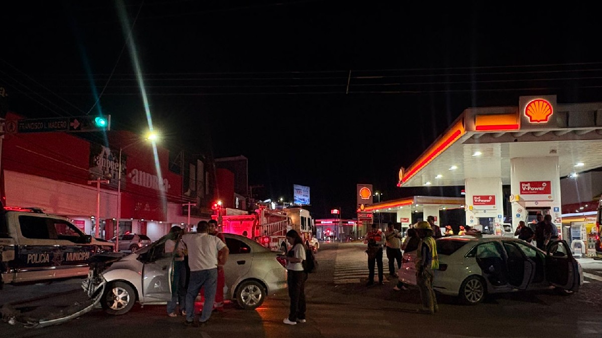 Ambas conductoras aseguraron tener luz verde; autoridades investigan los hechos para deslindar responsabilidades tras el accidente. Ambas conductoras aseguraron tener luz verde; autoridades investigan los hechos para deslindar responsabilidades tras el accidente.