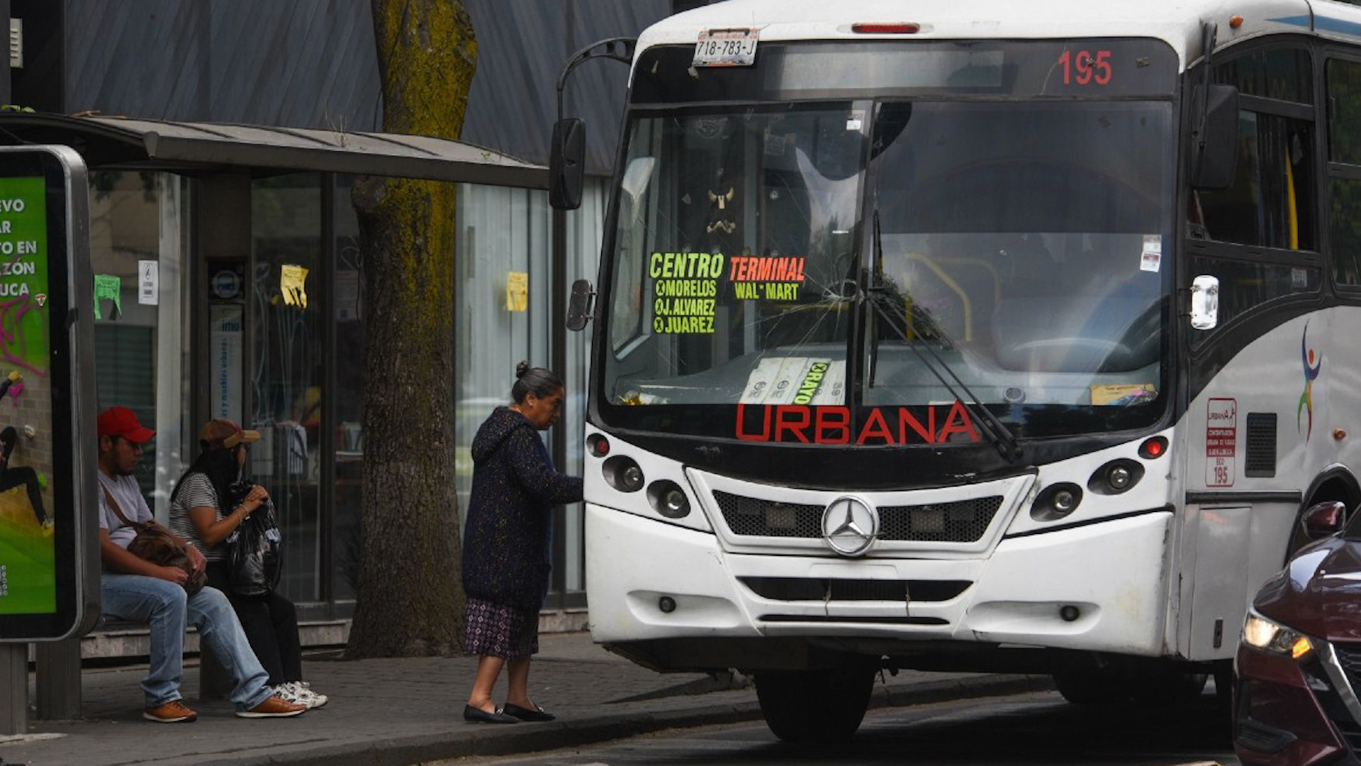 Pese a que las unidades de transporte cuentan con cristales rotos y asientos en mal estado, los transportistas exigen un aumento en los costos del pasaje.