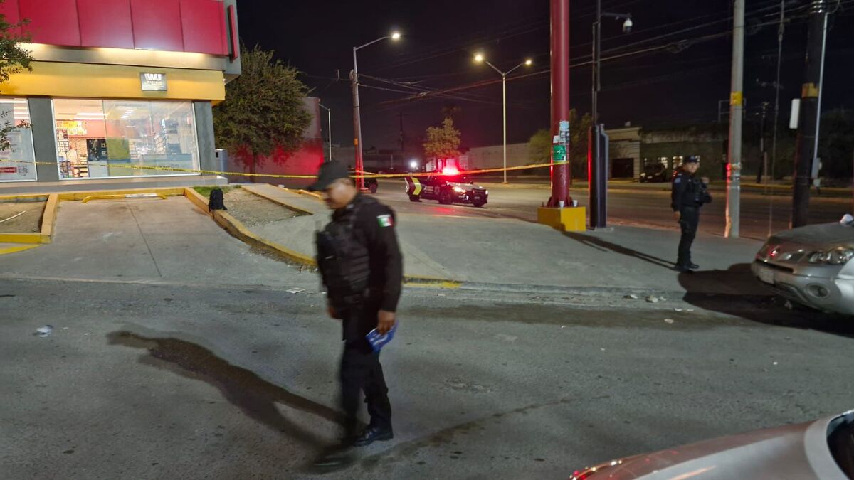 Un hombre fue detenido en Santa Catarina, Nuevo León luego de asesinar a cuchilladas a su compañero de trabajo afuera de una tienda de conveniencia.