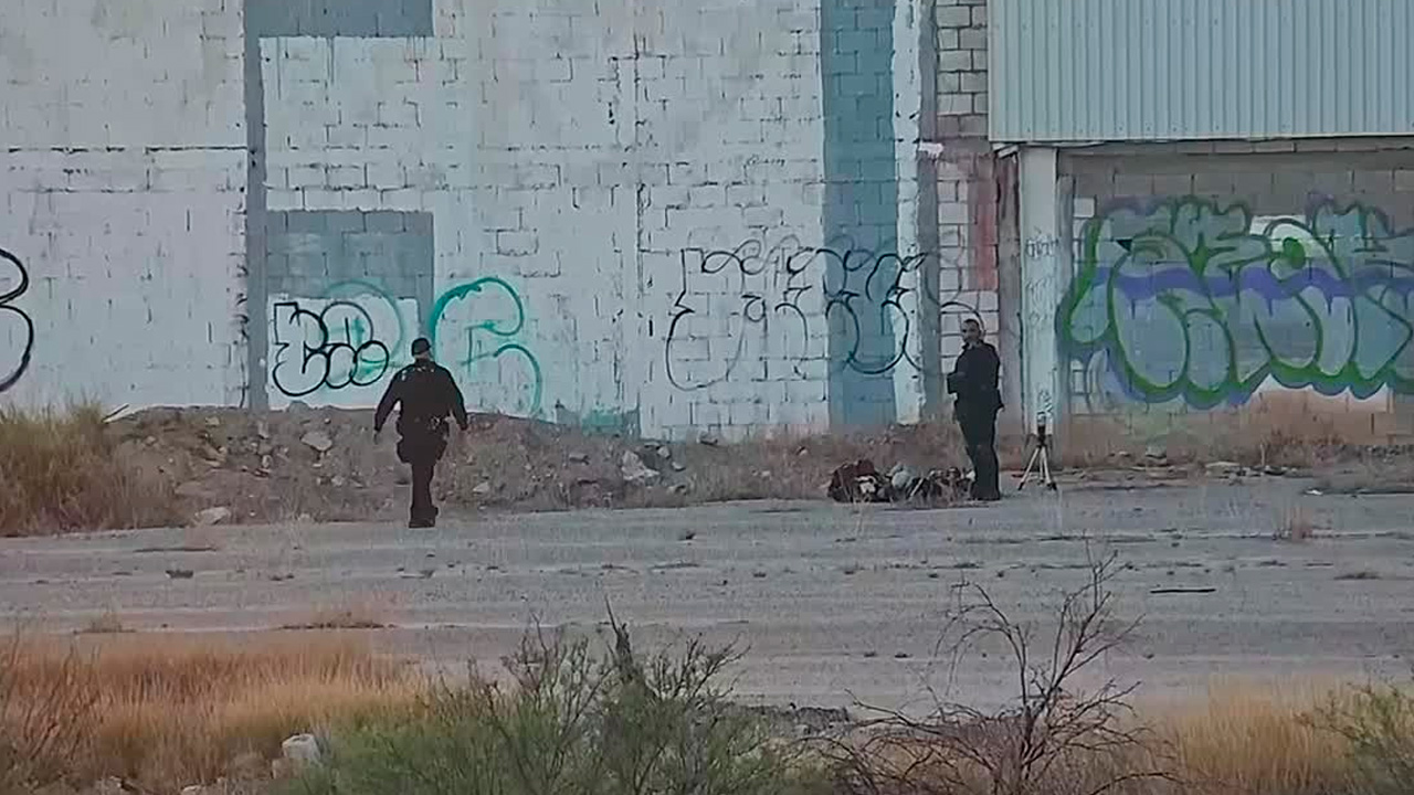 Dos jóvenes fueron sorprendidos grafiteando una pared en Torreón; grababan el acto para redes y ya están a disposición del Ministerio Público.