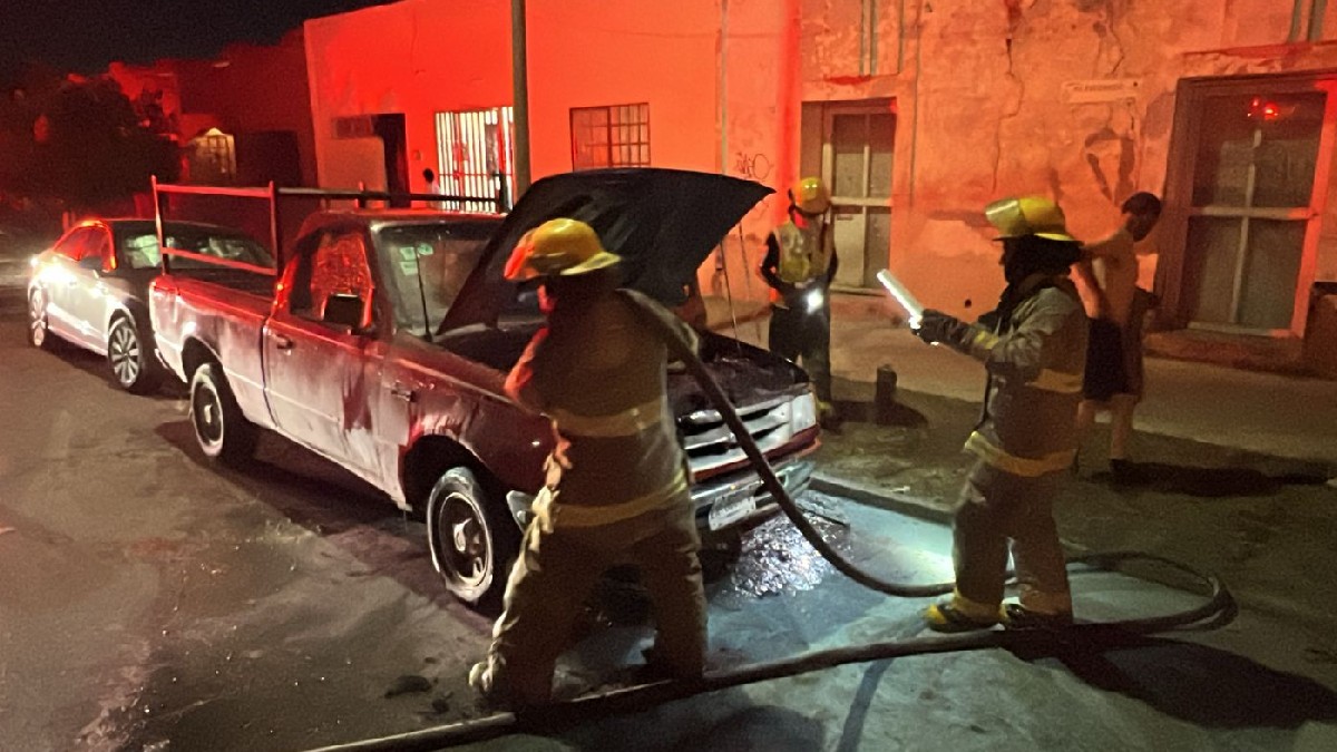 Elementos del Cuerpo de Bomberos sofocaron el incendio de una camioneta ocurrido la noche del jueves sobre avenida Escobedo, en el sector Centro de Torreón; el Elementos del Cuerpo de Bomberos sofocaron el incendio de una camioneta ocurrido la noche del jueves sobre avenida Escobedo, en el sector Centro de Torreón; el