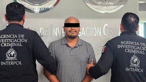 un hombre detenido con dos policías