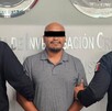 un hombre detenido con dos policías un hombre detenido con dos policías