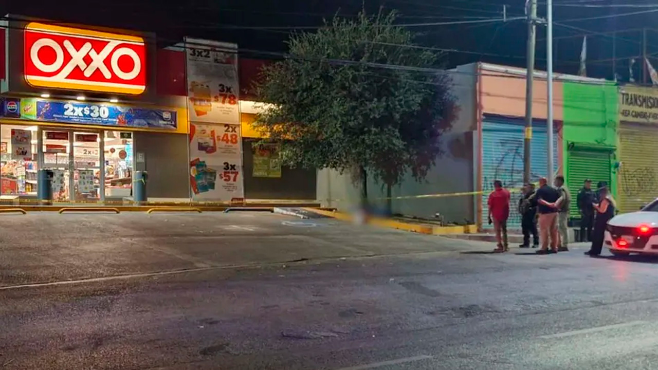 Tras protagonizar una riña afuera de una tienda de conveniencia, un hombre murió acuchillado a manos de su compañero de trabajo en Santa Catarina, Nuevo León.