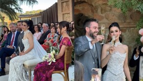 La influencer deslumbró con un vestido de novia de dos piezas diseñado por Saúl Tello