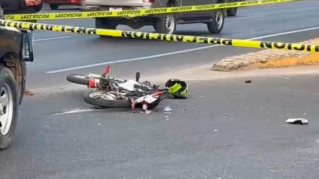 Una mujer fue infraccionada tras atropellar a un motociclista luego de que presuntamente intentara escapar de un policía de tránsito en Paseo de la Reforma.