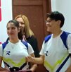 un hombre saluda a estudiantes universitarias un hombre saluda a estudiantes universitarias