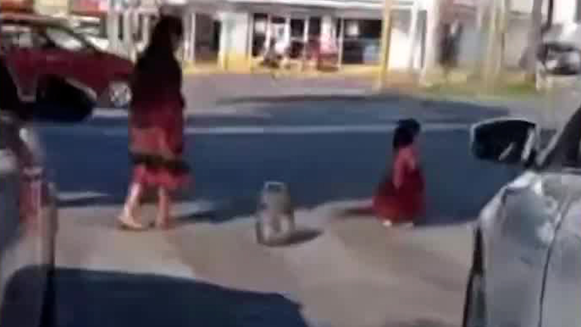 Imelda, una niña indígena de Chiapas, bailaba junto con su tía en la en la Glorieta de la Luna para ganarse la vida.