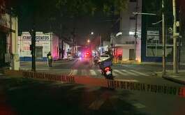 Un motociclista murió luego de ser impactado por un automóvil en calles del Centro de Monterrey.