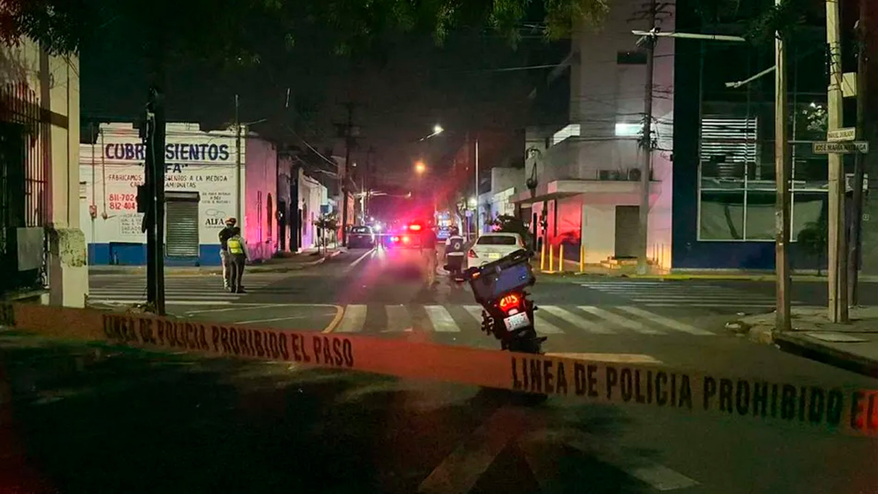Al no respetar la señal de alto, un automovilista impactó una motocicleta dejando al conductor de la misma sin vida en calles del Centro de Monterrey.
