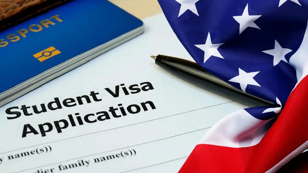 Trump propone limitar la estancia de estudiantes extranjeros en Estados Unidos poniendo fin al estatus indefinido y endureciendo la supervisión migratoria. Trump propone limitar la estancia de estudiantes extranjeros en Estados Unidos poniendo fin al estatus indefinido y endureciendo la supervisión migratoria.