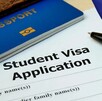Trump propone limitar la estancia de estudiantes extranjeros en Estados Unidos poniendo fin al estatus indefinido y endureciendo la supervisión migratoria. Trump propone limitar la estancia de estudiantes extranjeros en Estados Unidos poniendo fin al estatus indefinido y endureciendo la supervisión migratoria.