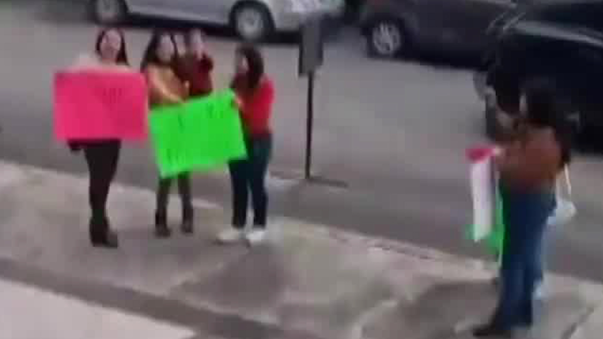 En el municipio de Toluca, Estado de México, la mujer fue captada bailando con música banda afuera del Juzgado Familiar.