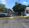De acuerdo con los testimonios, la mujer elemento salía de su turno a bordo de un vehículo cuando fue atacada por personas en motocicleta. De acuerdo con los testimonios, la mujer elemento salía de su turno a bordo de un vehículo cuando fue atacada por personas en motocicleta.