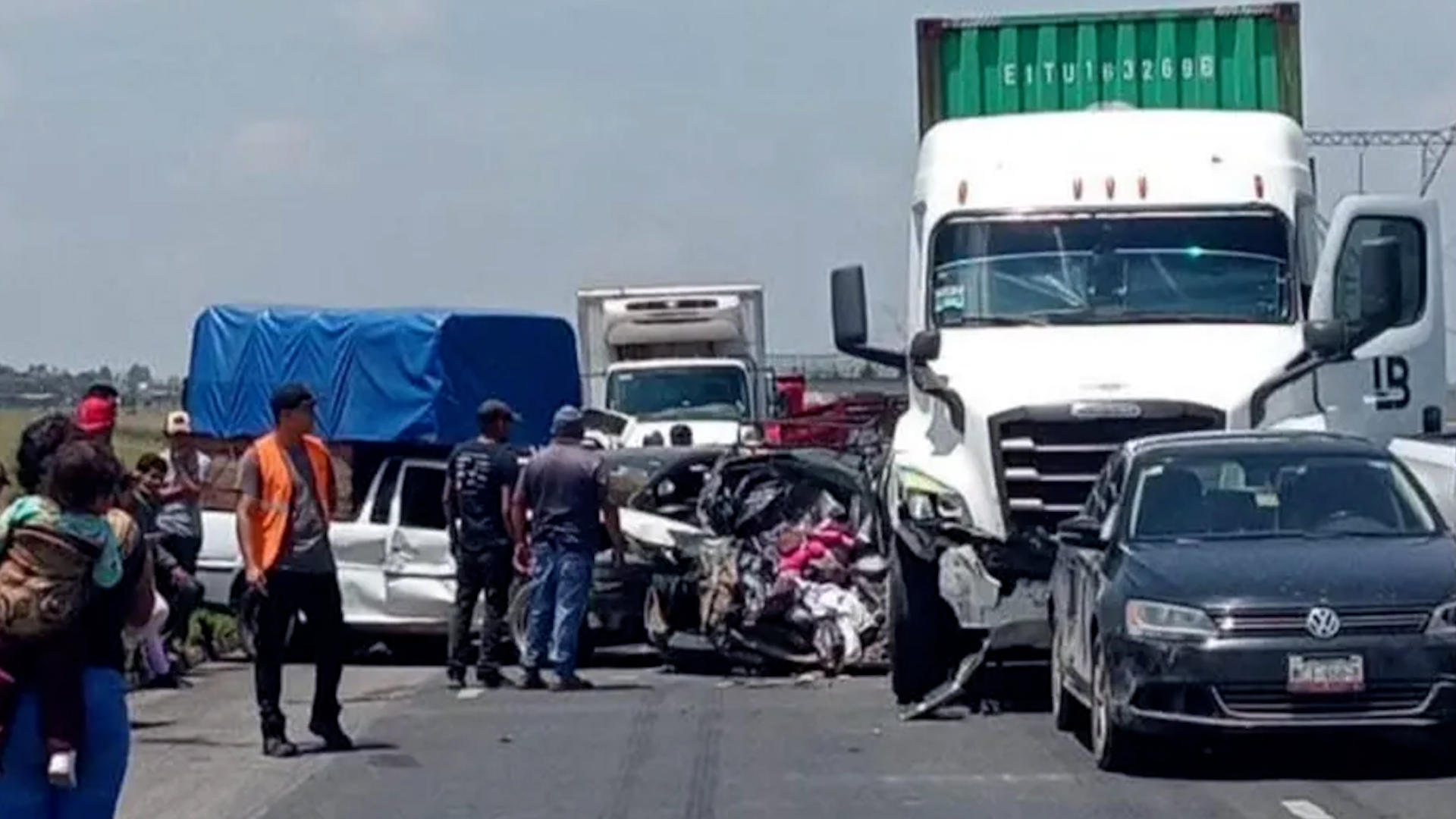 De acuerdo con reportes preliminares, al menos tres de los lesionados requirieron traslado aéreo, debido a las lesiones que sufrieron.