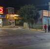 Un hombre fue detenido en Santa Catarina, Nuevo León luego de asesinar a cuchilladas a su compañero de trabajo afuera de una tienda de conveniencia.